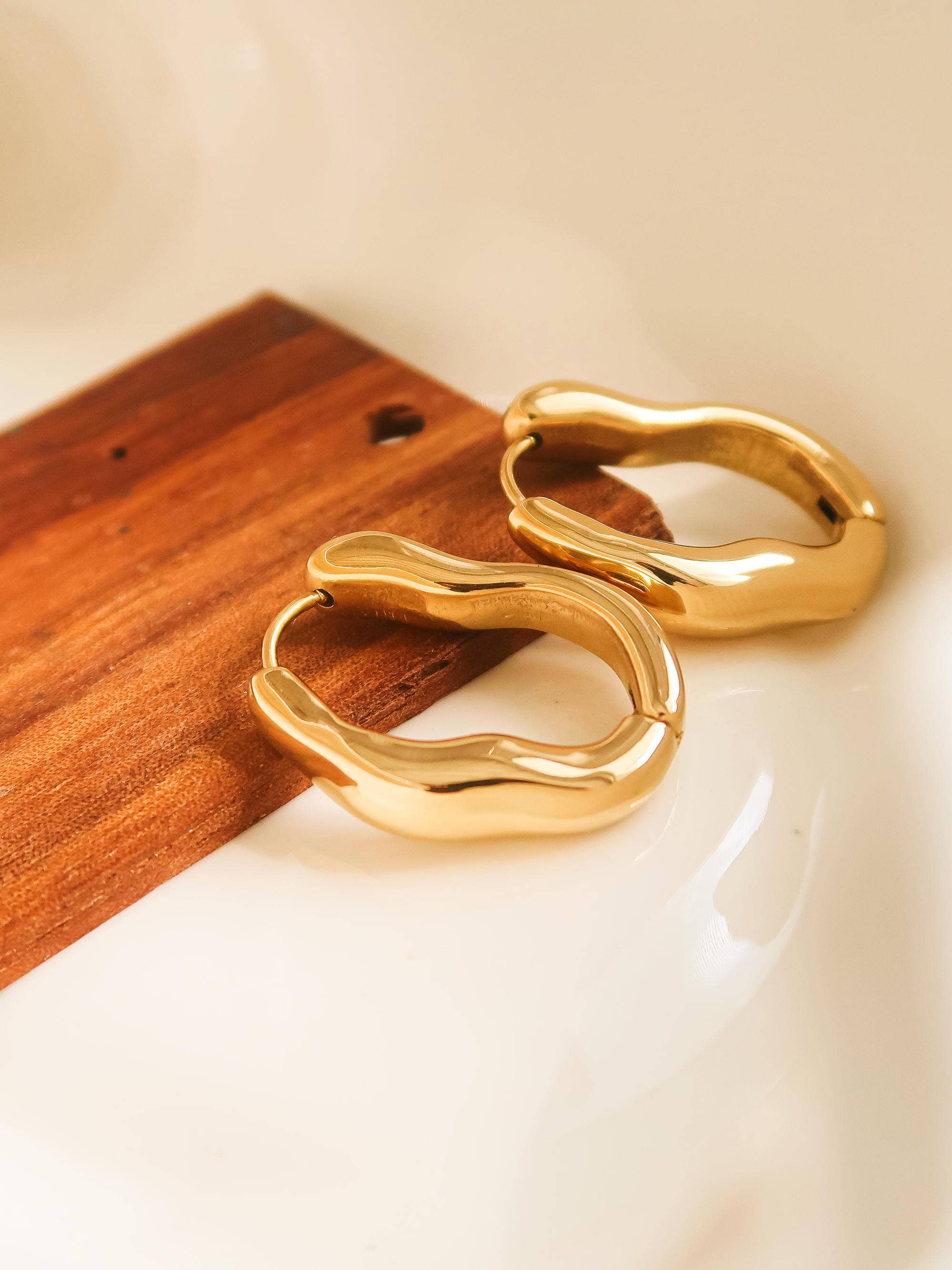 Darcy Oval Hoop Earring - Yellow Gold - Fundcutody