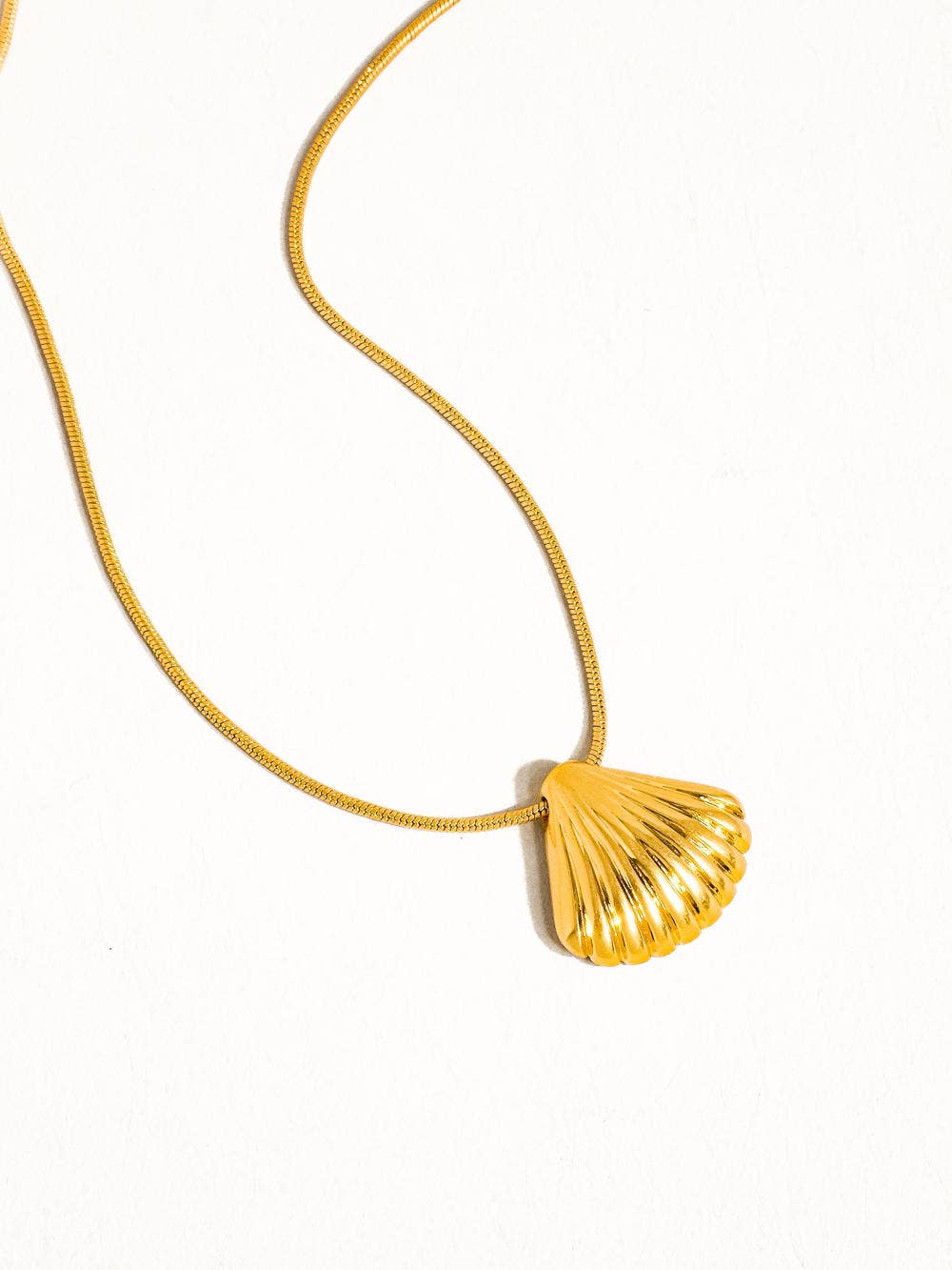 Classic Shell Necklace - Yellow Gold - Fundcutody