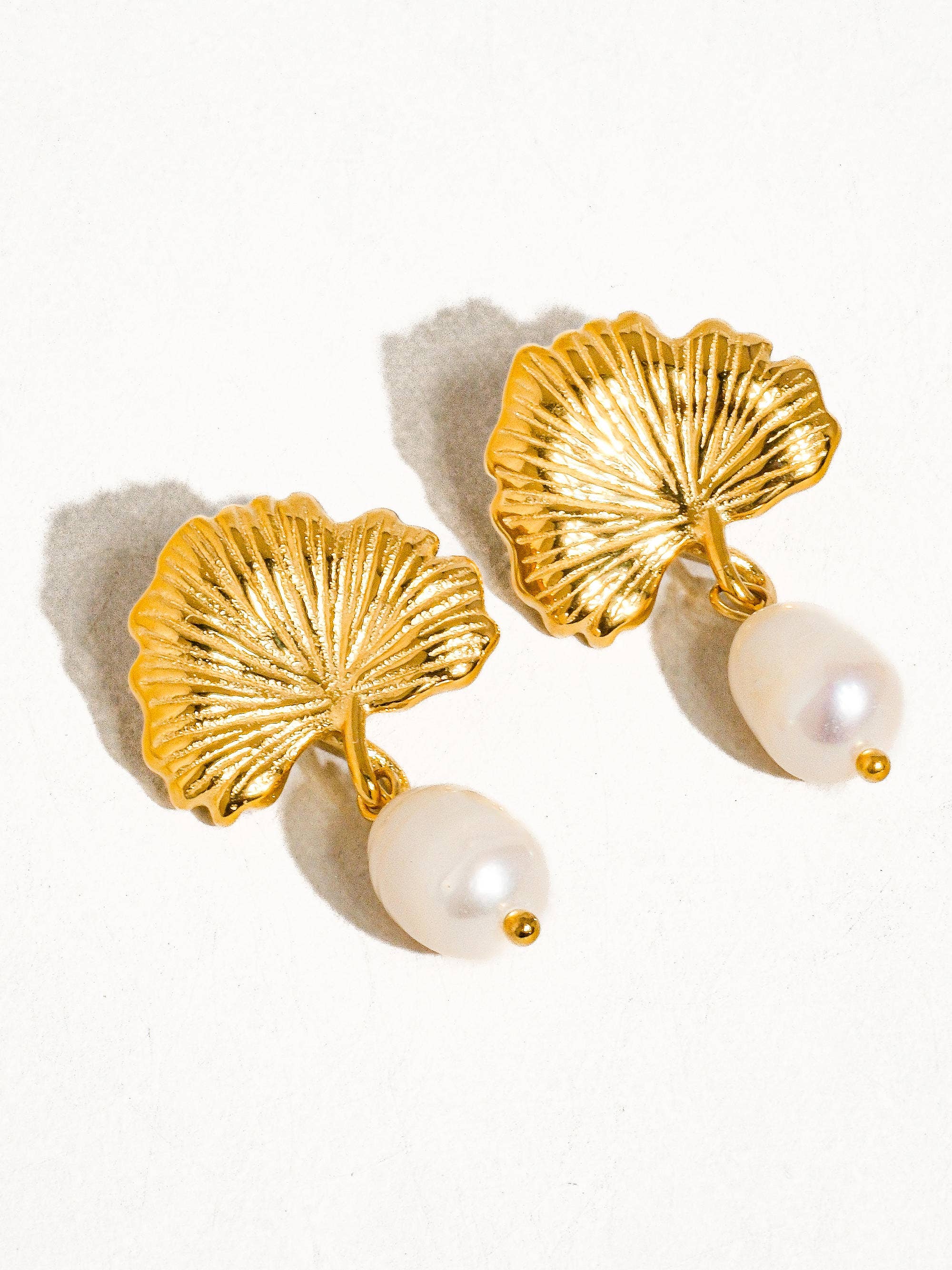 B  atrice Floral Pearl Earring - Yellow Gold - Fundcutody